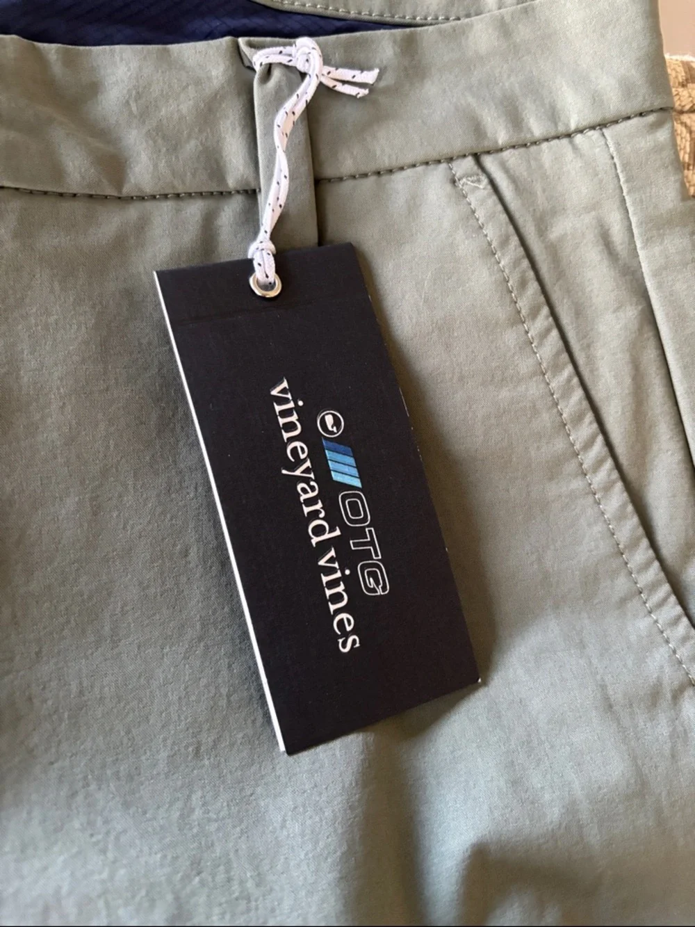 Vineyard Vines On The Go Men’s Surplus Green Flat Front Shorts - Picture 2 of 5
